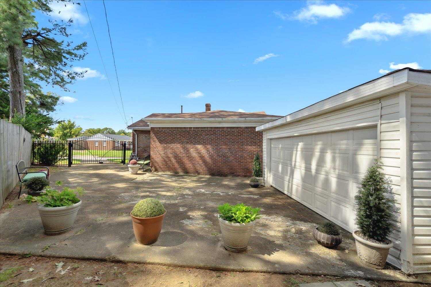 3274 Norton Road Memphis, TN 38109 - Photo 22 of 26 a front view of a house with sitting area