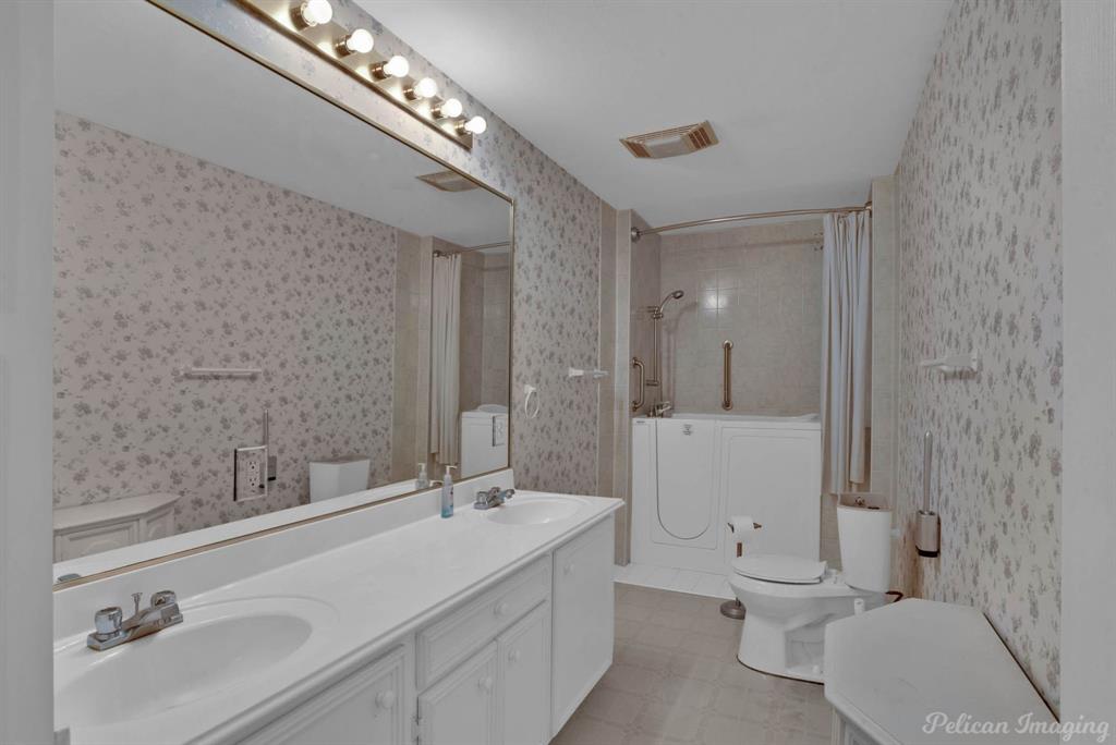 101 West Jefferson Street Haughton, LA 71037 - Photo 25 of 39 a bathroom with a sink a toilet and shower