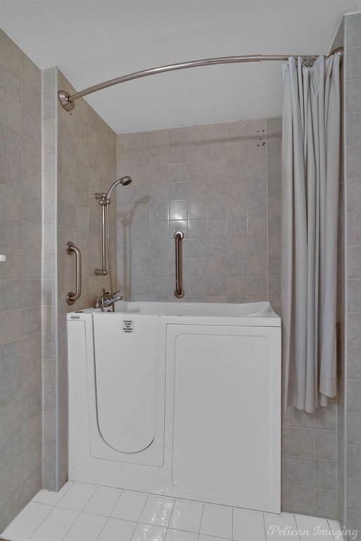 101 West Jefferson Street Haughton, LA 71037 - Photo 26 of 39 a bathroom with a shower and a mirror