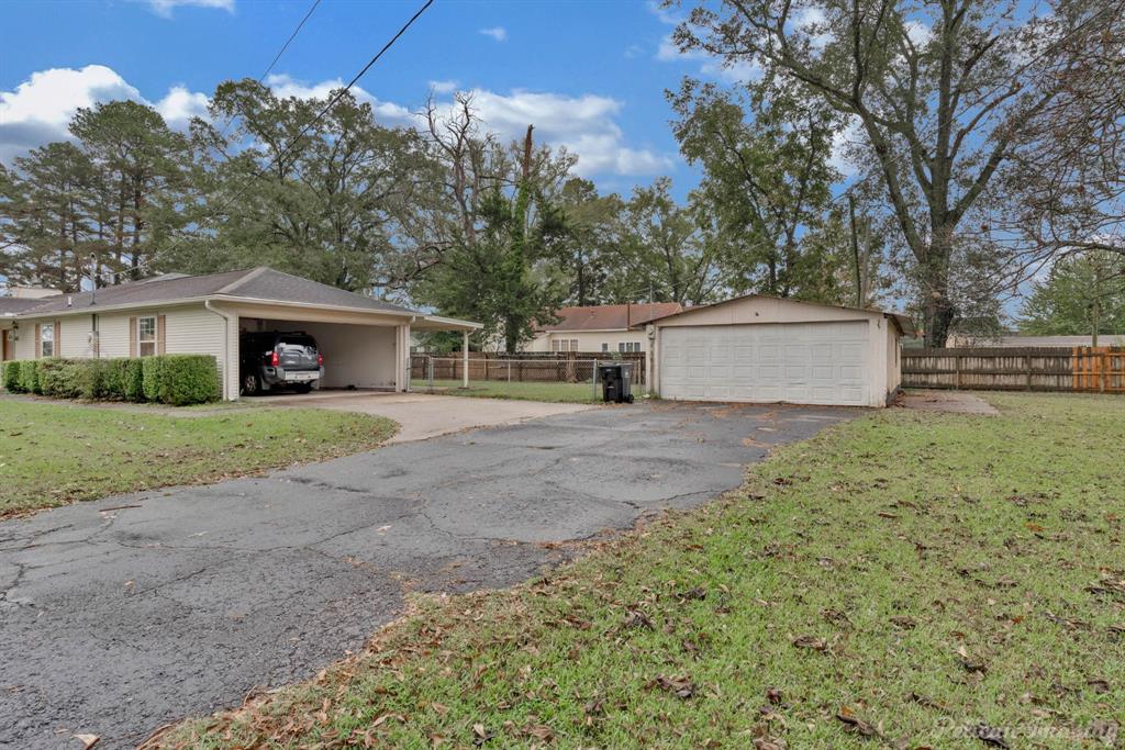101 West Jefferson Street Haughton, LA 71037 - Photo 4 of 39 a front view of a house with a yard and garage