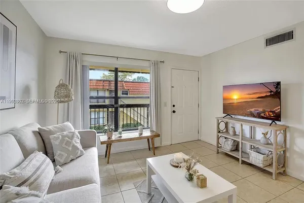 $2,150 | 561 Northwest 100th Place, Unit 201, Pembroke Pines, FL 33024