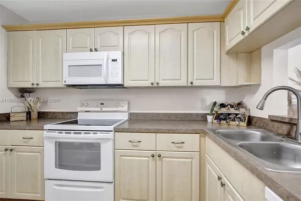 $2,150 | 561 Northwest 100th Place, Unit 201, Pembroke Pines, FL 33024