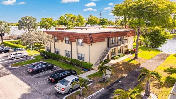 $2,150 | 561 Northwest 100th Place, Unit 201, Pembroke Pines, FL 33024