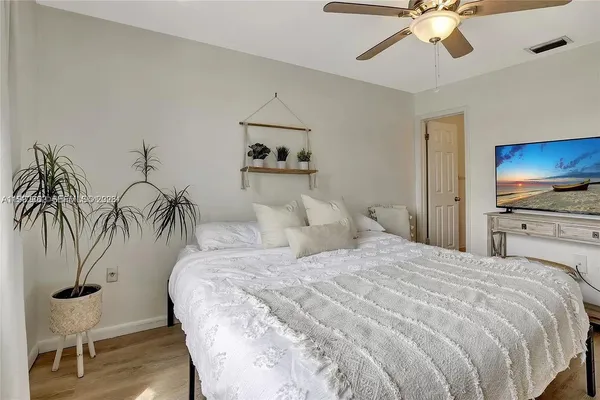 $2,150 | 561 Northwest 100th Place, Unit 201, Pembroke Pines, FL 33024