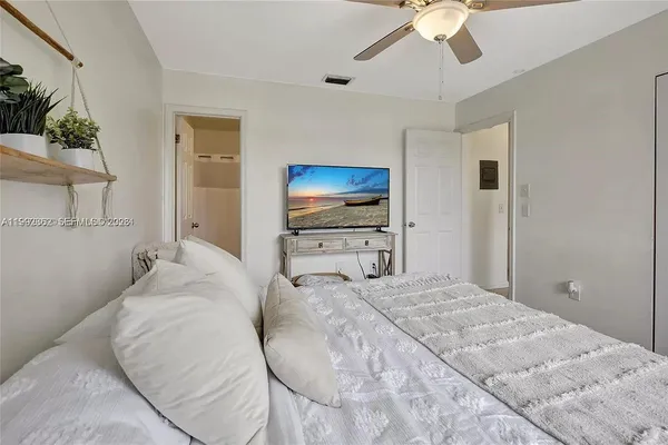$2,150 | 561 Northwest 100th Place, Unit 201, Pembroke Pines, FL 33024