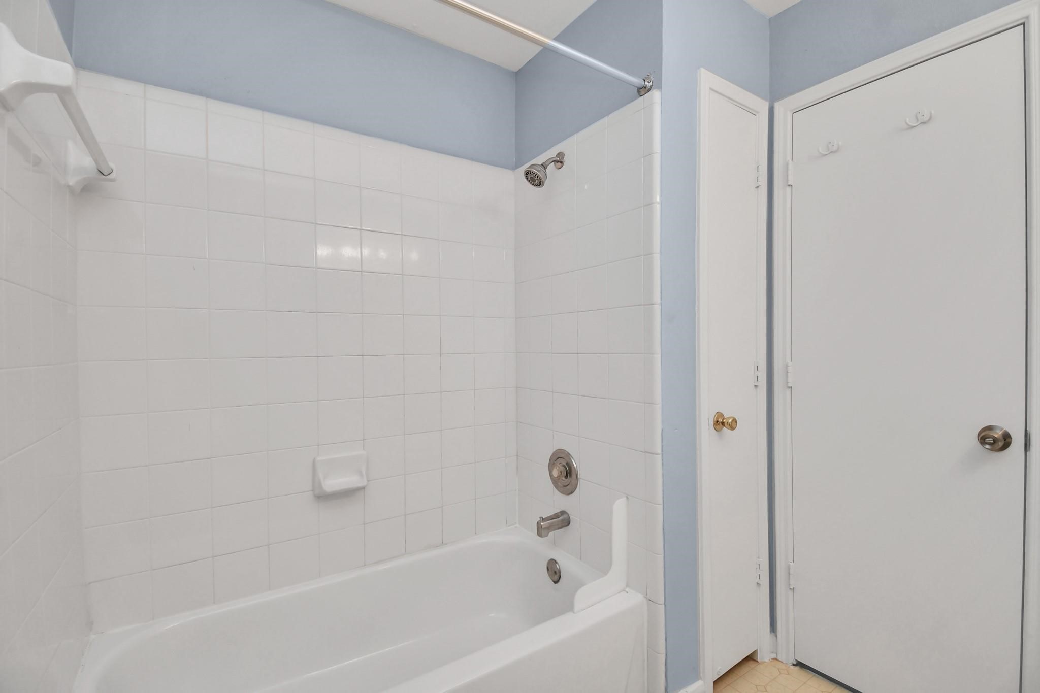 10403 Shadow Oaks Drive, Unit 3A Houston, TX 77043 - Photo 14 of 25 Primary Bathroom