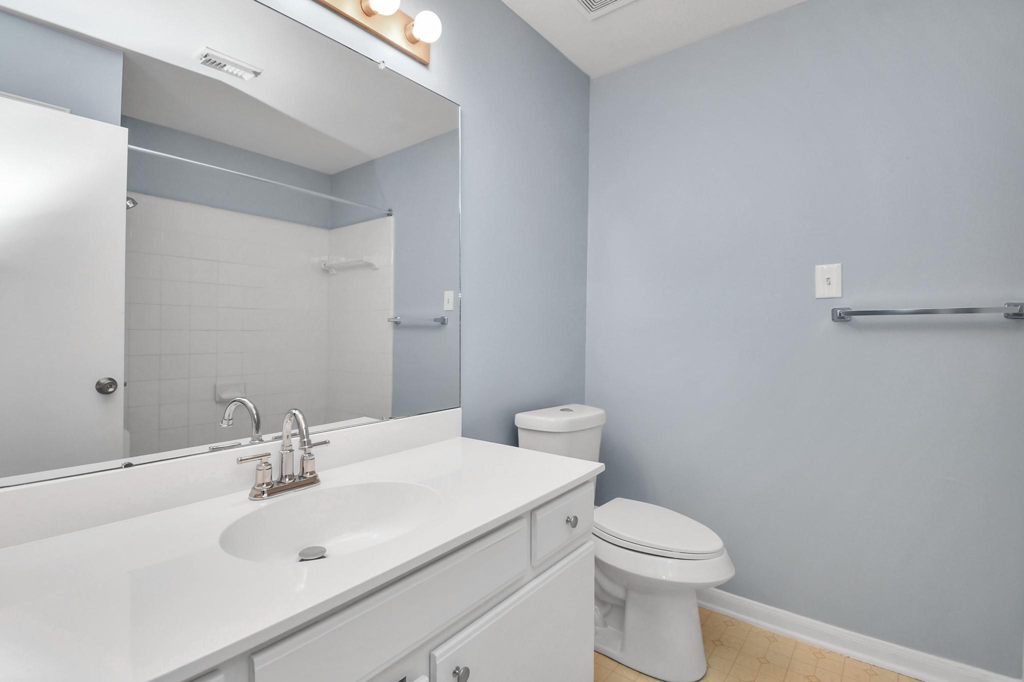 10403 Shadow Oaks Drive, Unit 3A Houston, TX 77043 - Photo 16 of 30 Primary Bathroom