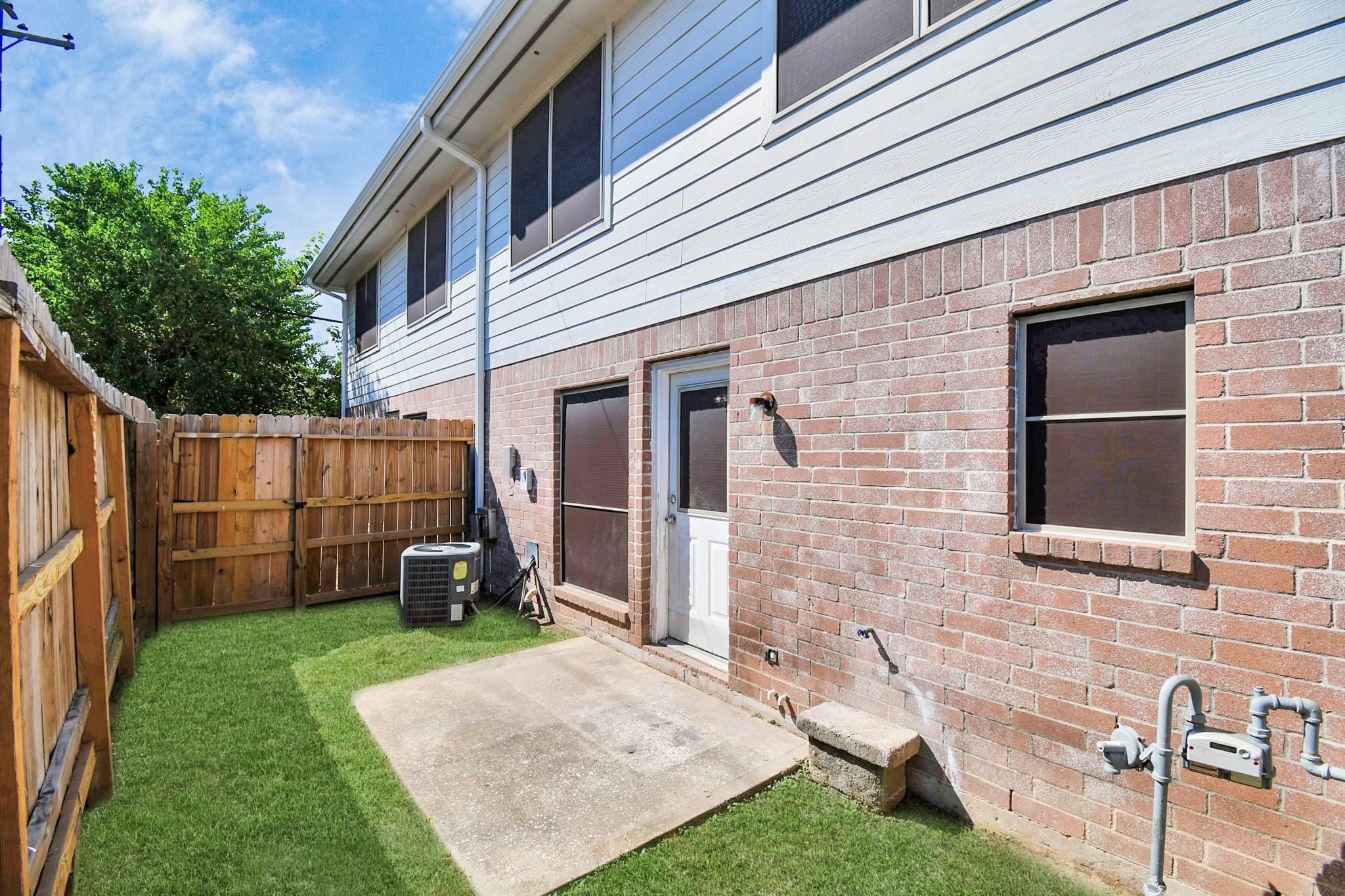 10403 Shadow Oaks Drive, Unit 3A Houston, TX 77043 - Photo 22 of 25 Private fenced in backyard
