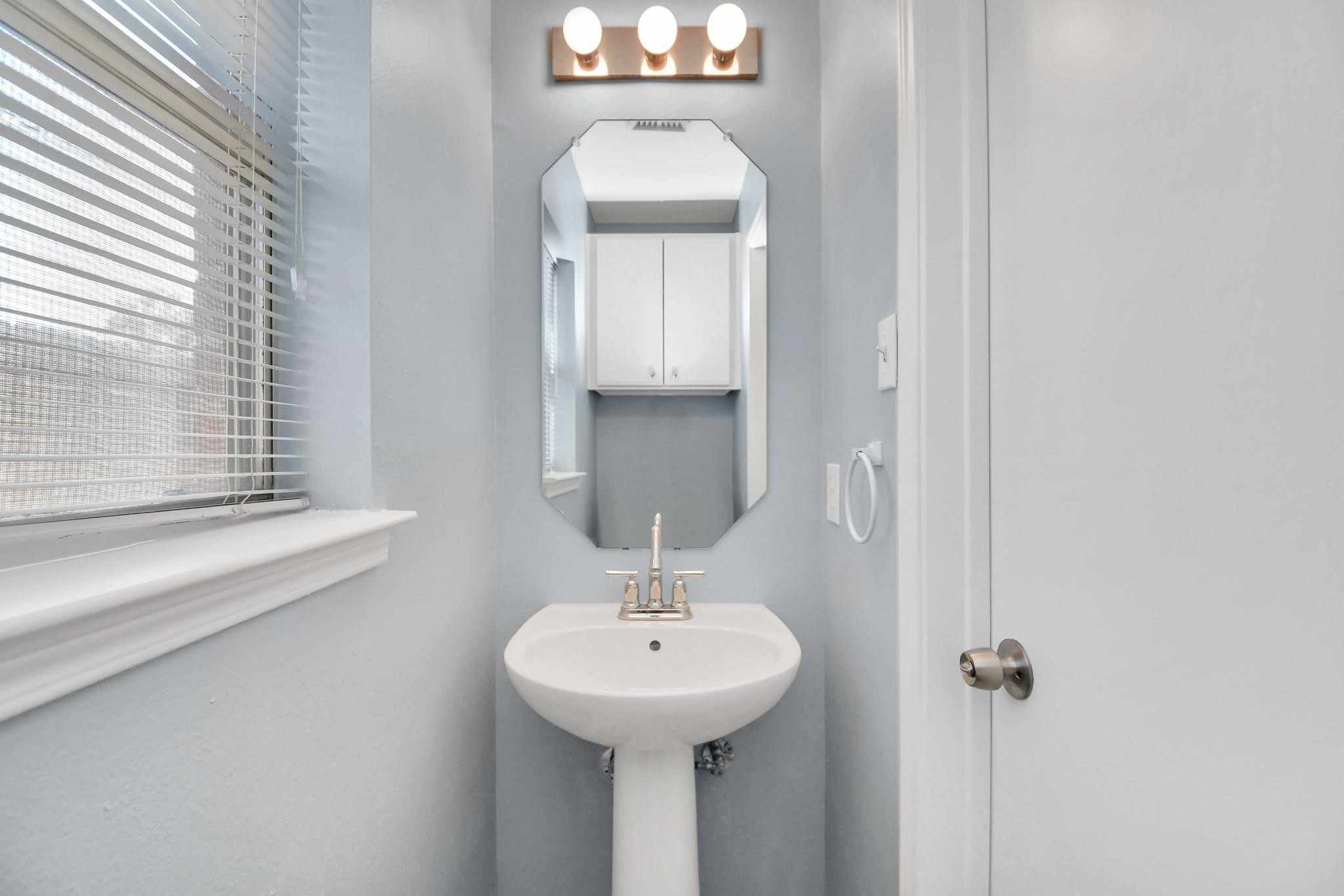 10403 Shadow Oaks Drive, Unit 3A Houston, TX 77043 - Photo 26 of 30 Half bath on the first floor