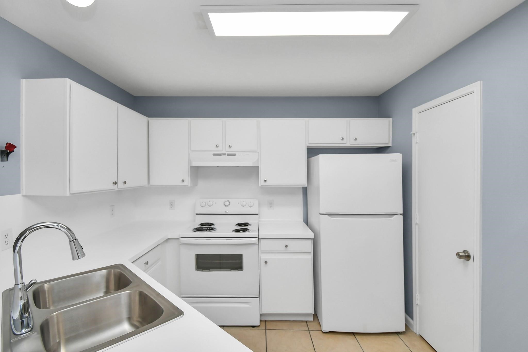 10403 Shadow Oaks Drive, Unit 3A Houston, TX 77043 - Photo 4 of 25 Spacious kitchen with refrigerator included