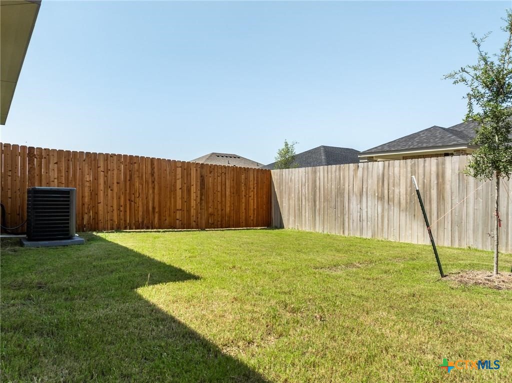5204 Rose Gdn Loop Killeen, TX 76542 - Photo 20 of 23 a view of backyard with a small cabin
