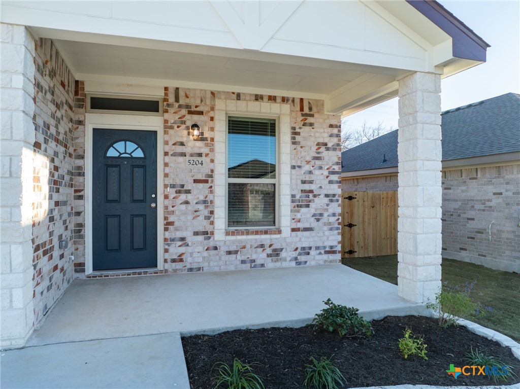 5204 Rose Gdn Loop Killeen, TX 76542 - Photo 3 of 23 a front view of a house with a yard