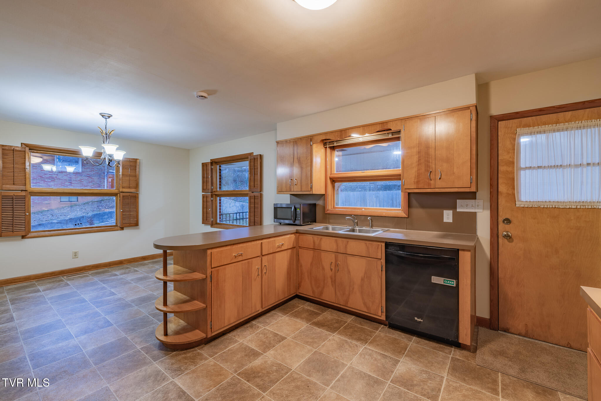 532 Bays View Road Kingsport, TN 37660 - Photo 5 of 41 1R9A1869-HDR-2