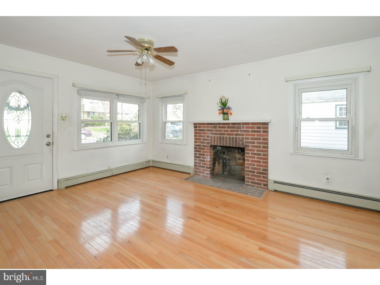 105 Cameron Road Willow Grove, PA 19090 - Photo 4 of 25 Living Room