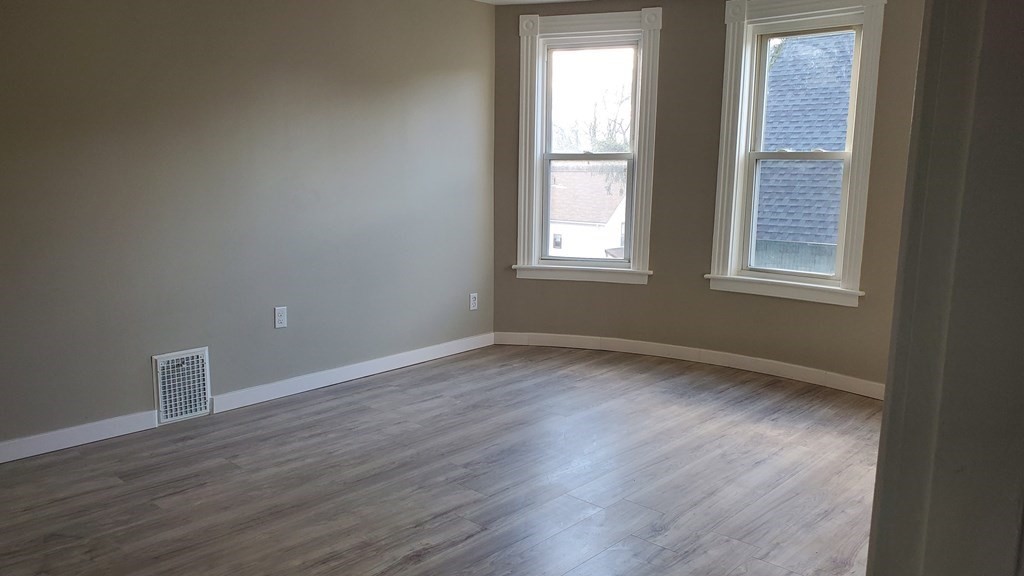 27 Mckinley Road Worcester, MA 01605 - Photo 11 of 23 Gallery Image 11