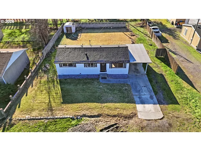 a view of a tennis ground with a yard