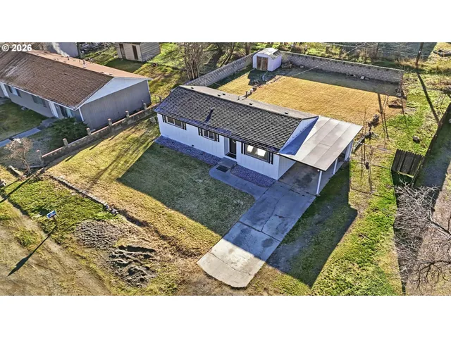 a picture of a tennis court