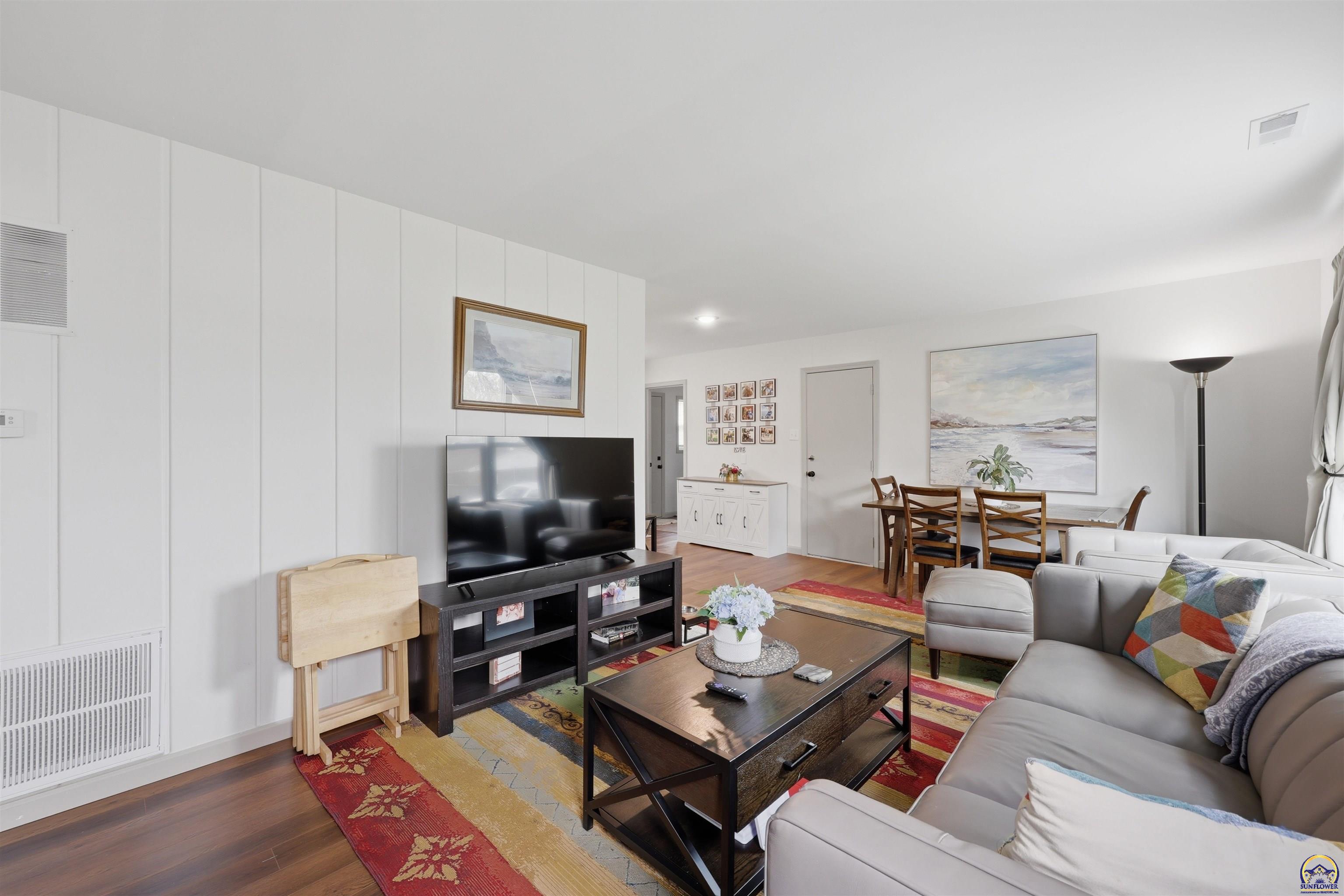 2321 Southwest Morningside Road Topeka, KS 66614 - Photo 2 of 15