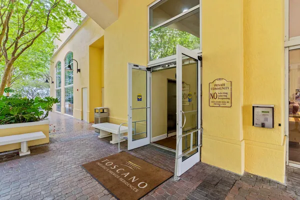 a view of an entryway of the house