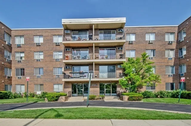 $2,100 | 9445 Kenton Avenue, Unit 206, Skokie, IL 60076