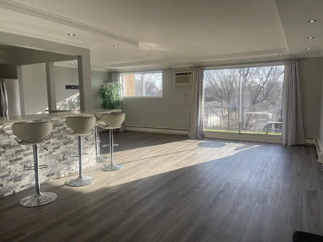 $2,100 | 9445 Kenton Avenue, Unit 206, Skokie, IL 60076