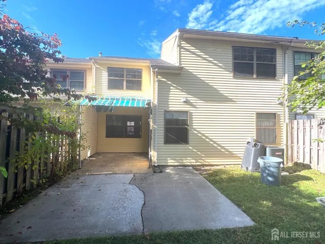 a view of a house with backyard and a garden