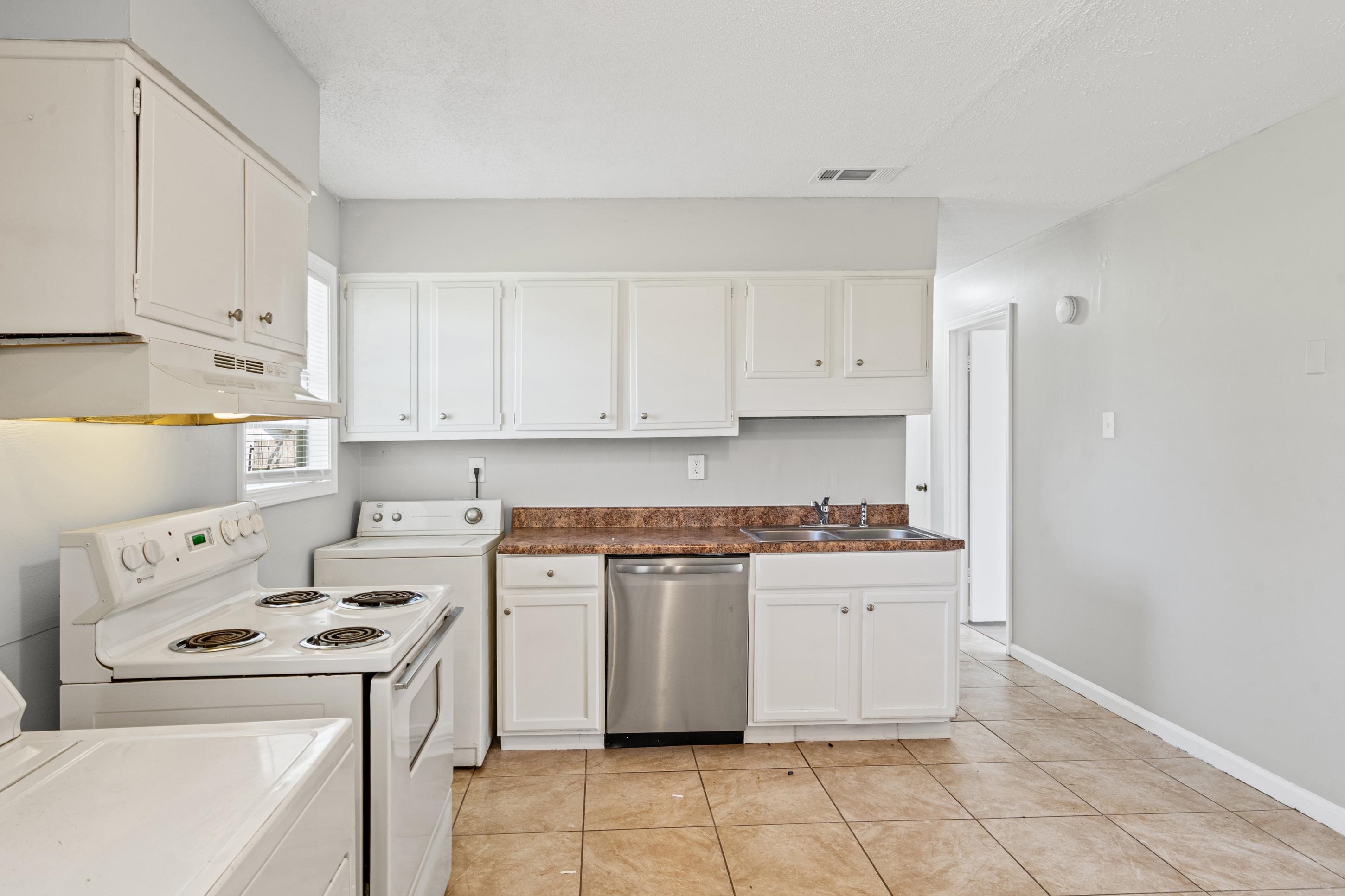 496 Greenview Cove Collierville, TN 38017 - Photo 8 of 24 a kitchen with cabinets and appliances