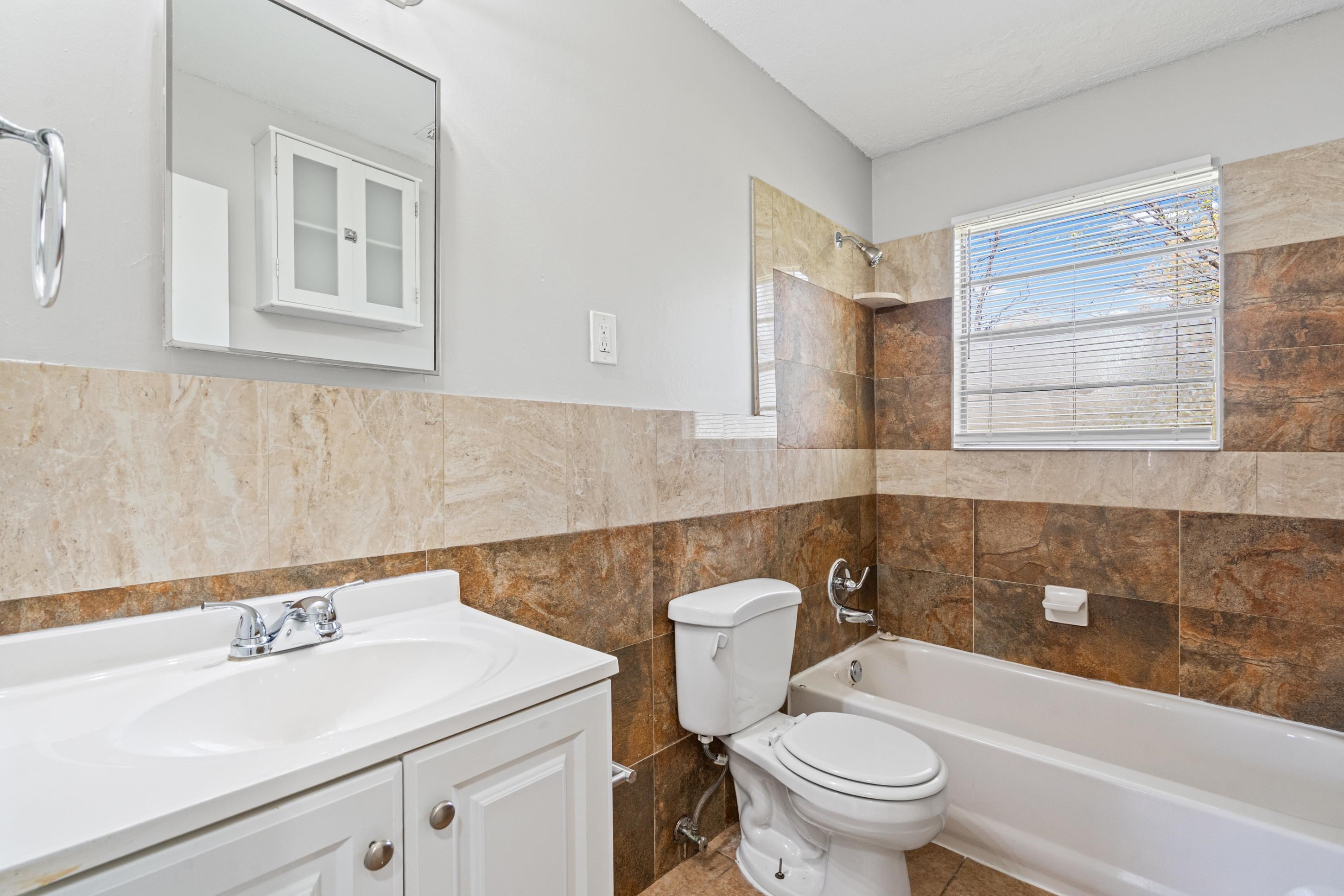 496 Greenview Cove Collierville, TN 38017 - Photo 10 of 24 a bathroom with a sink a toilet and a bathtub