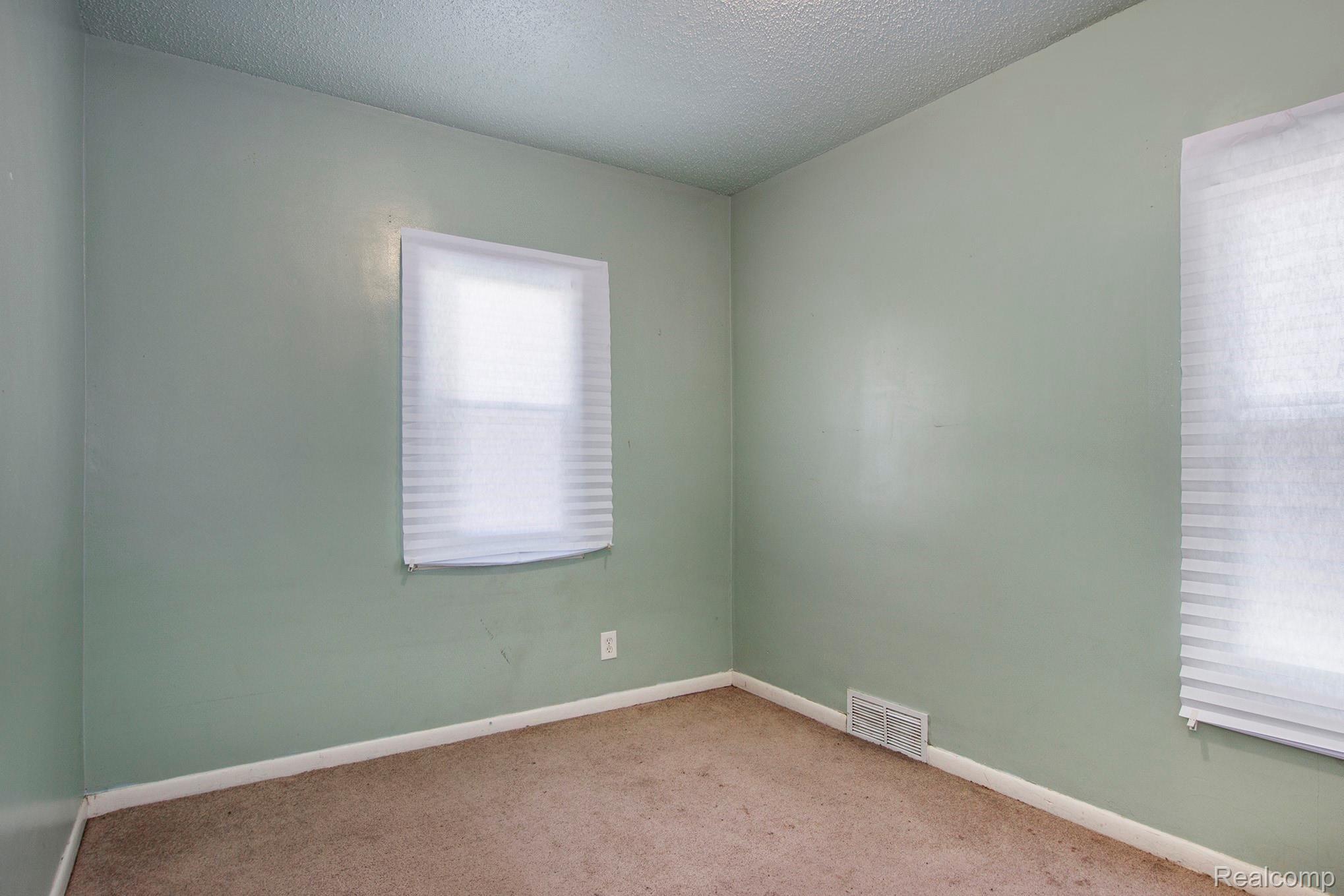 6828 Toepfer Road Warren, MI 48091 - Photo 5 of 22 IMG_4709.jpg
