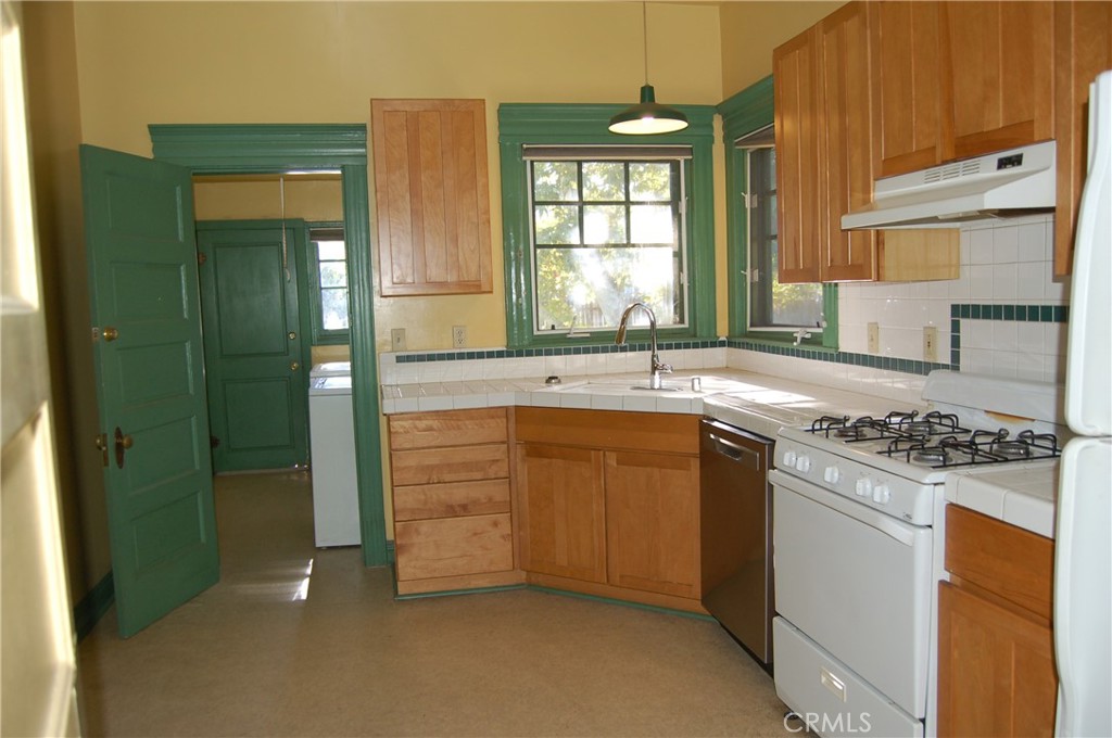 4162 Chestnut Street Riverside, CA 92501 - Photo 23 of 33 GREAT KITCHEN