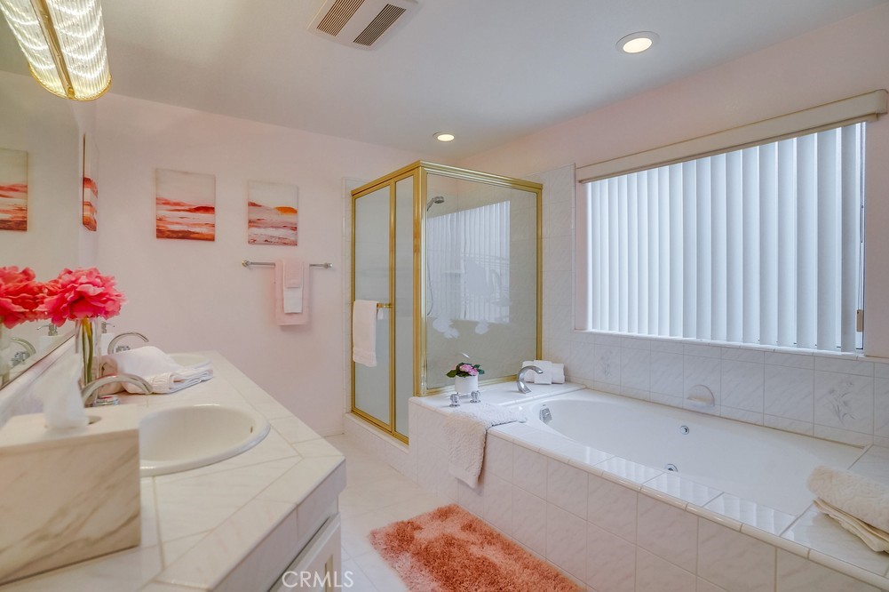 1820 Mantis Avenue San Pedro, CA 90732 - Photo 18 of 55 a bathroom with a tub sink and a mirror