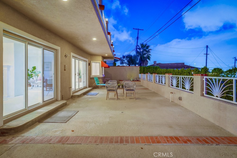 1820 Mantis Avenue San Pedro, CA 90732 - Photo 23 of 55 a living room with furniture