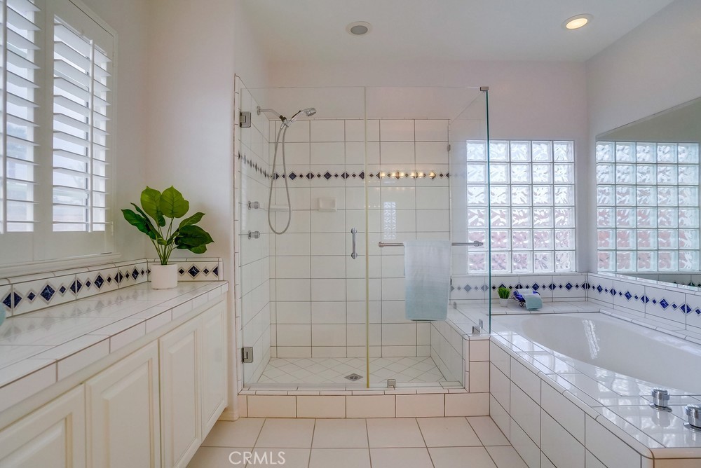 1820 Mantis Avenue San Pedro, CA 90732 - Photo 31 of 55 a bathroom with a bathtub sink and window
