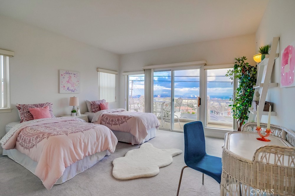 1820 Mantis Avenue San Pedro, CA 90732 - Photo 35 of 55 a bedroom with two beds and a large window