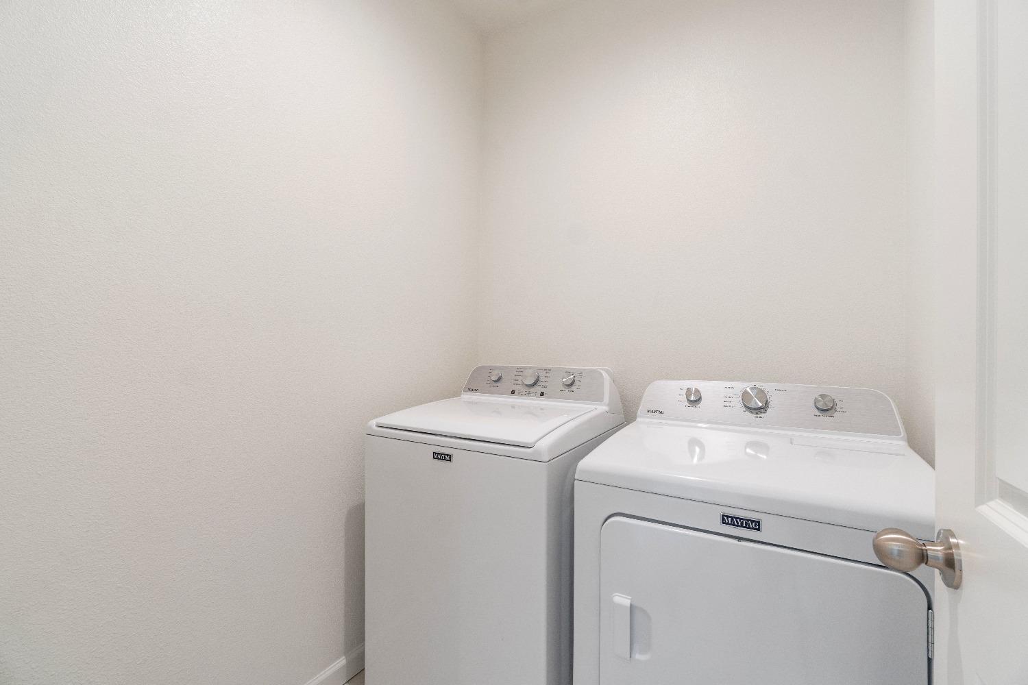 1241 Peters Road Madera, CA 93636 - Photo 23 of 37 a utility room with dryer and washer