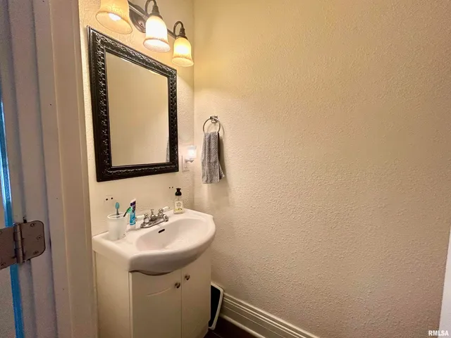 $148,000 | 120 South Walnut Street, Assumption, IL 62510