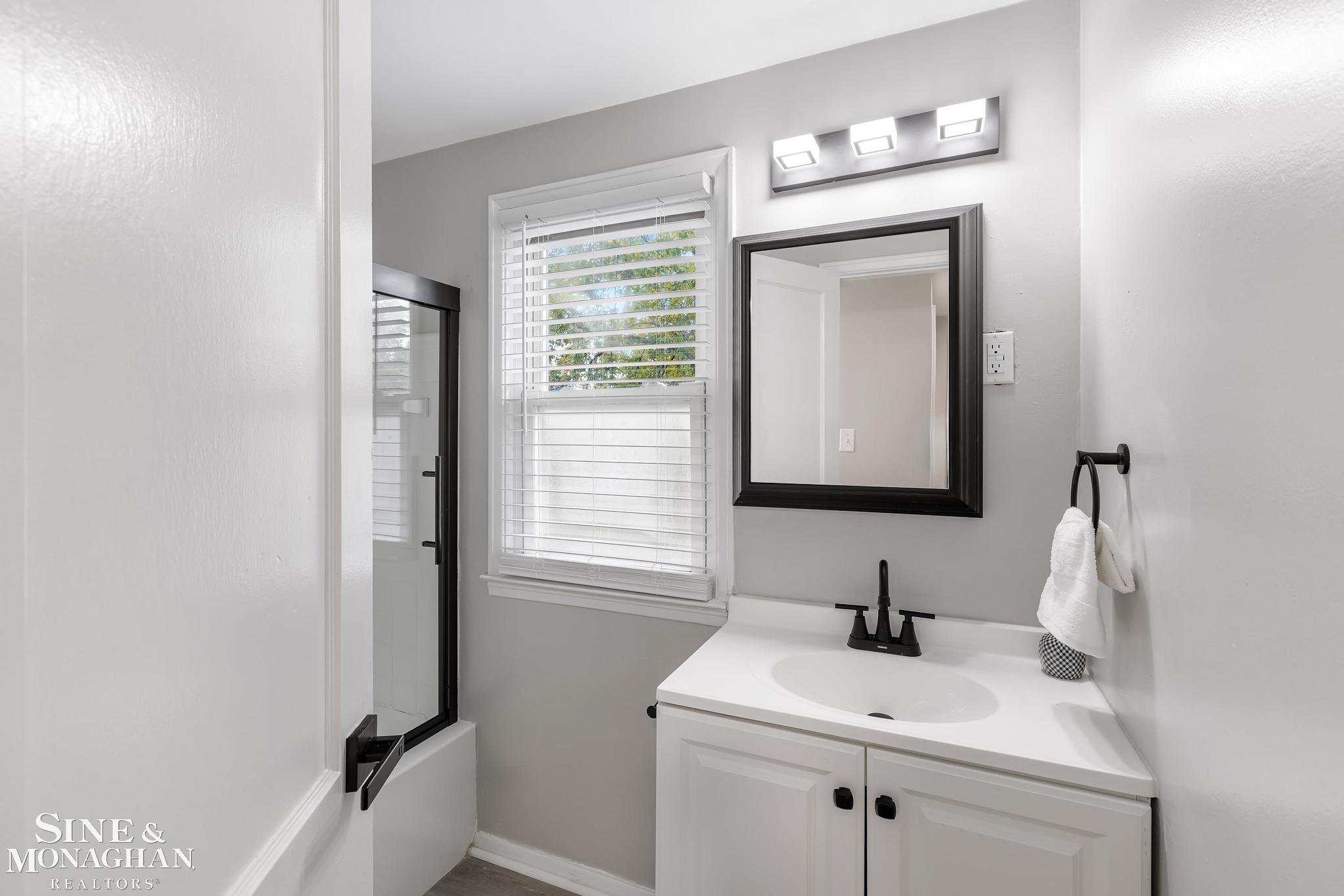 1653 Bournemouth Road Grosse Pointe, MI 48236 - Photo 15 of 29 50158454-11b66c47-992c-48bd-8823-96824027b33d.JPG