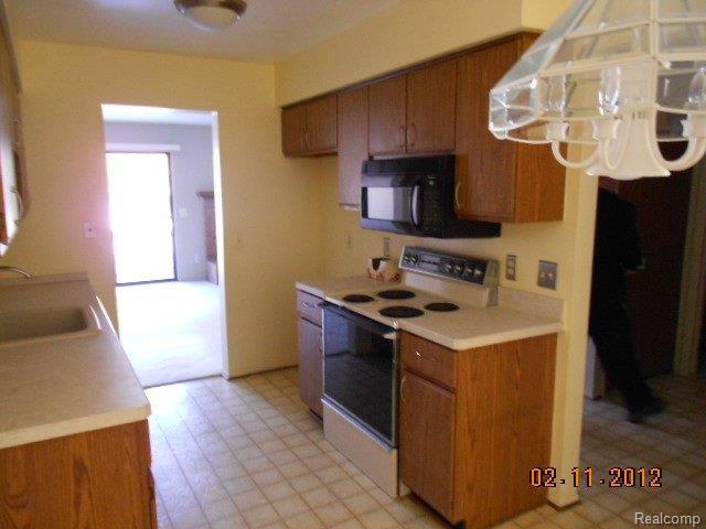 631 Byron Court Rochester, MI 48307 - Photo 3 of 10 12kitchen.jpg