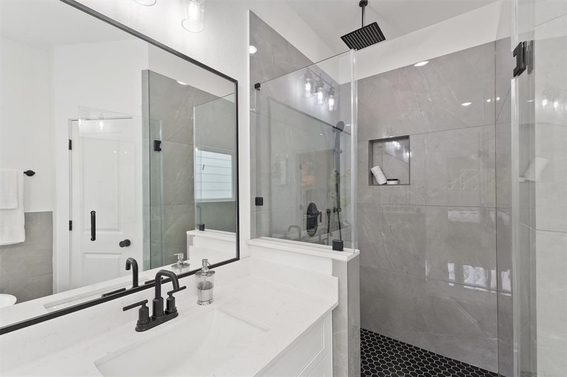 1207 Cavalcade Street, Unit B Houston, TX 77009 - Photo 18 of 20 a bathroom with a tub shower sink and mirror