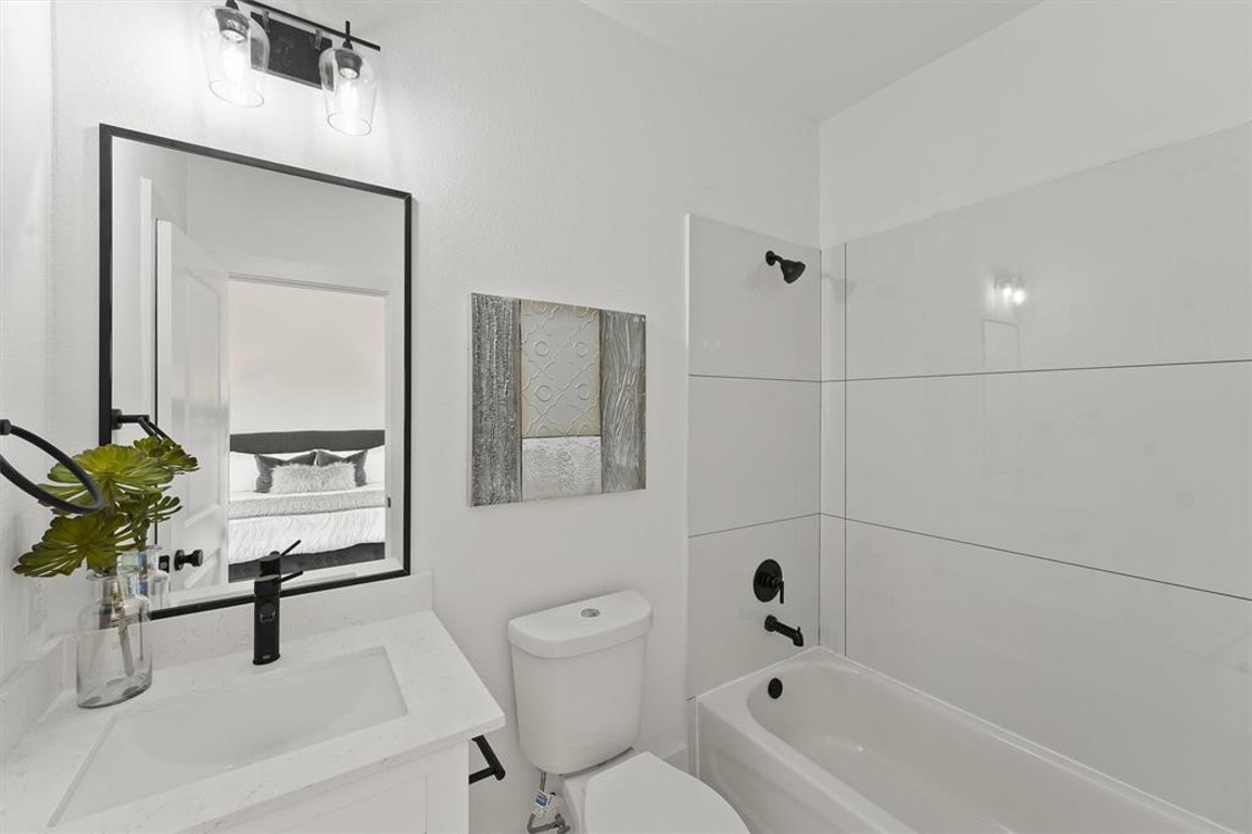 1207 Cavalcade Street, Unit B Houston, TX 77009 - Photo 20 of 20 a bathroom with a bathtub a sink a toilet and a mirror