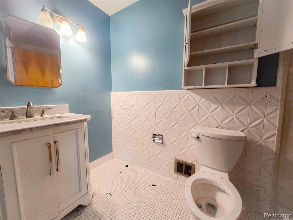 19942 Vernier Road Harper Woods, MI 48225 - Photo 6 of 18
