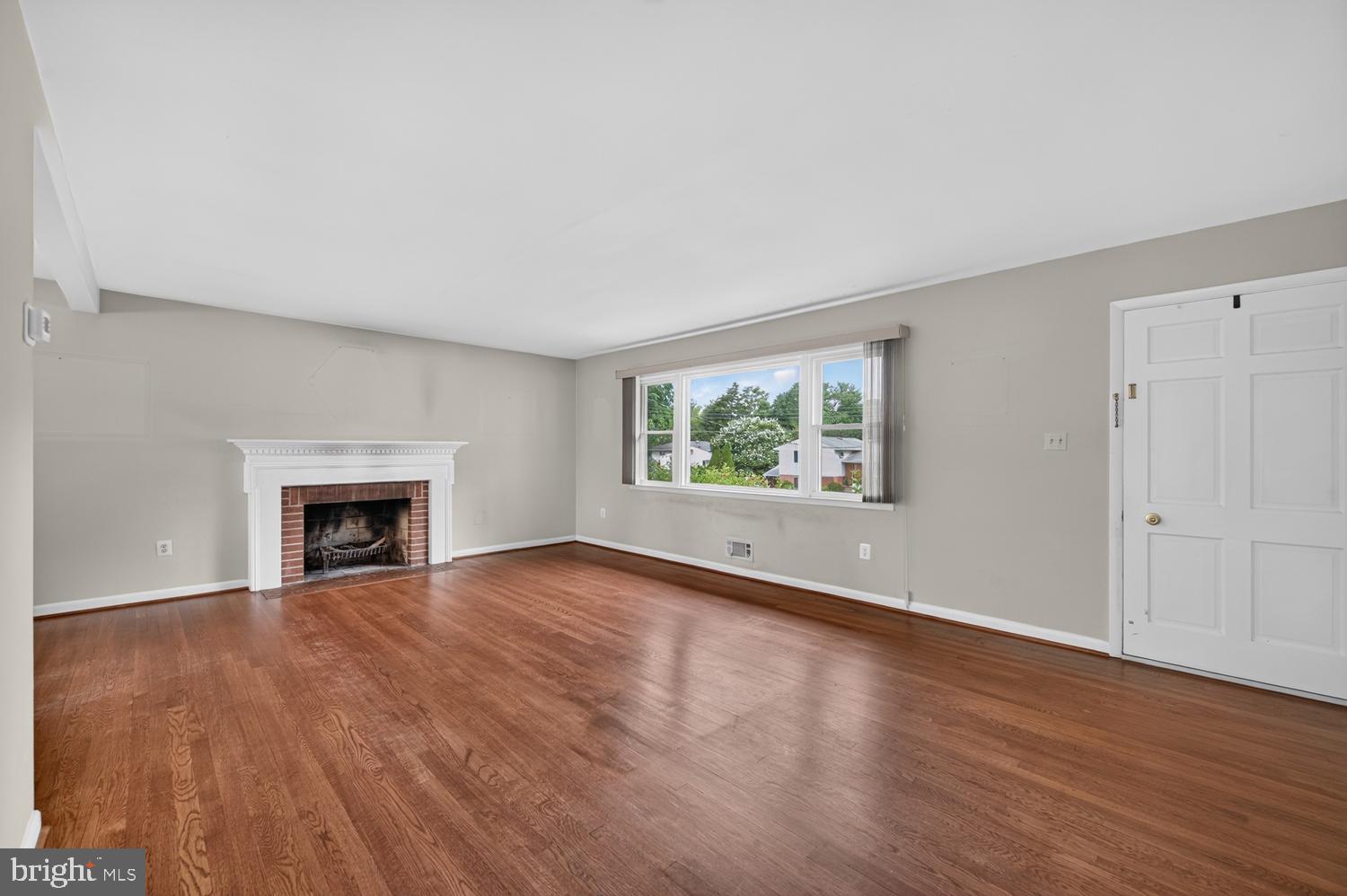 7011 Sea Cliff Road McLean, VA 22101 - Photo 6 of 37 Living Room