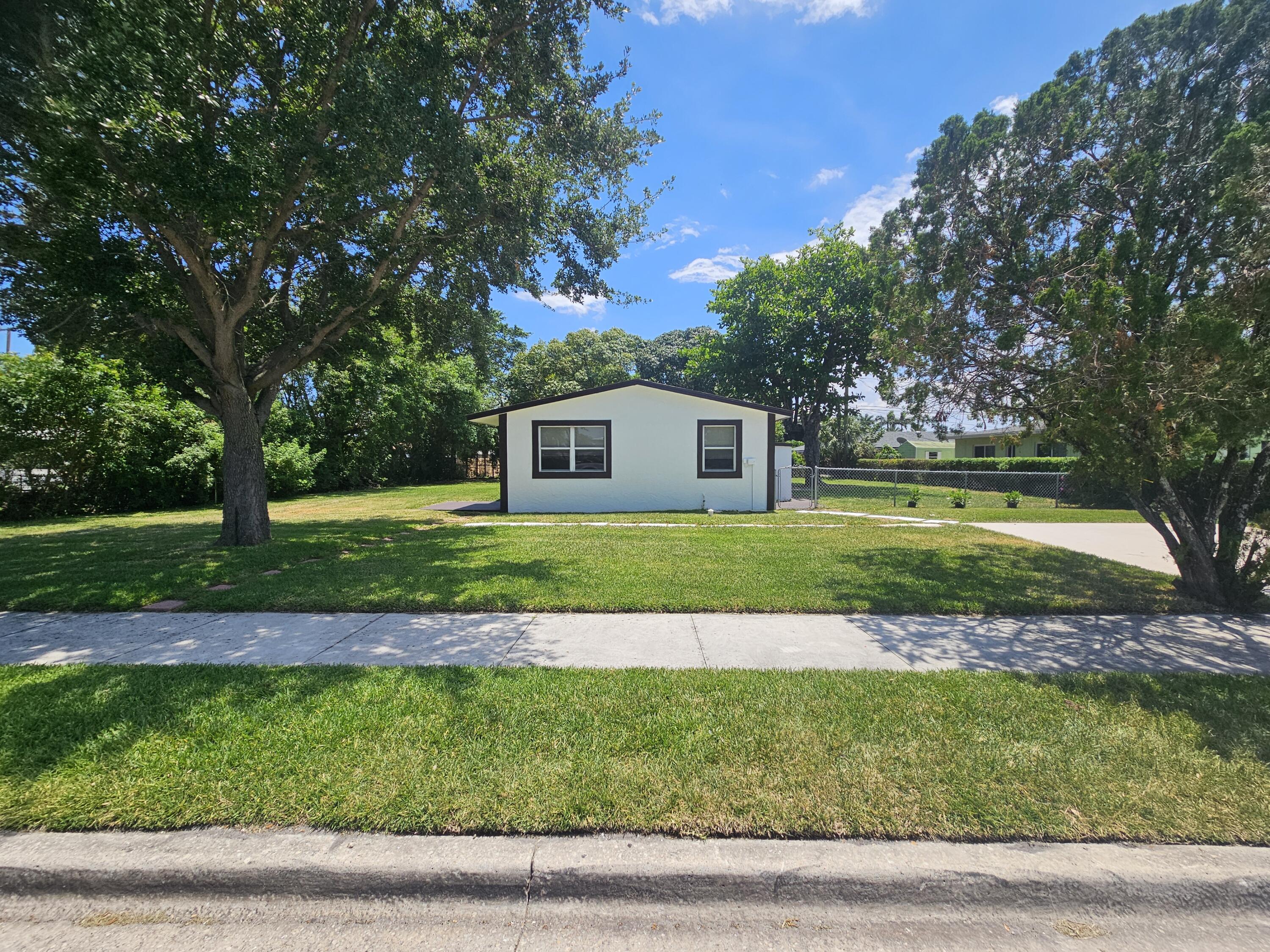 1605 West 10th Street Riviera Beach, FL 33404 - Photo 7 of 52 20260509_140105