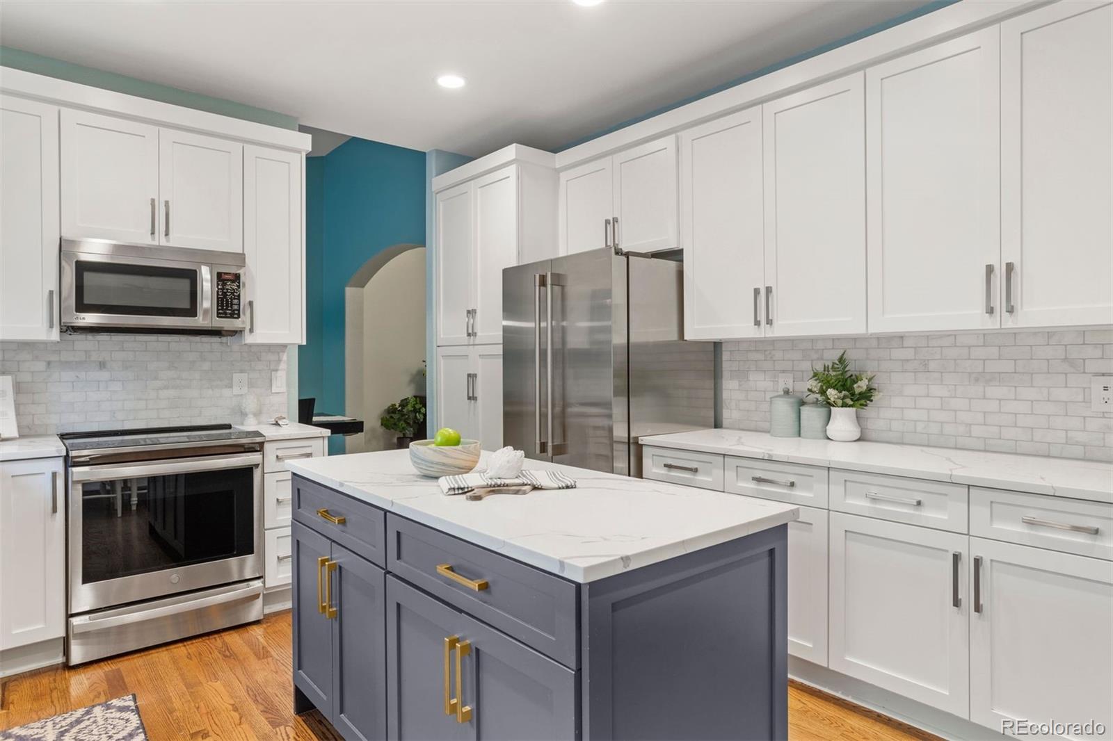 5426 East Knoll Place Highlands Ranch, CO 80130 - Photo 9 of 28 a kitchen with a sink stove and refrigerator