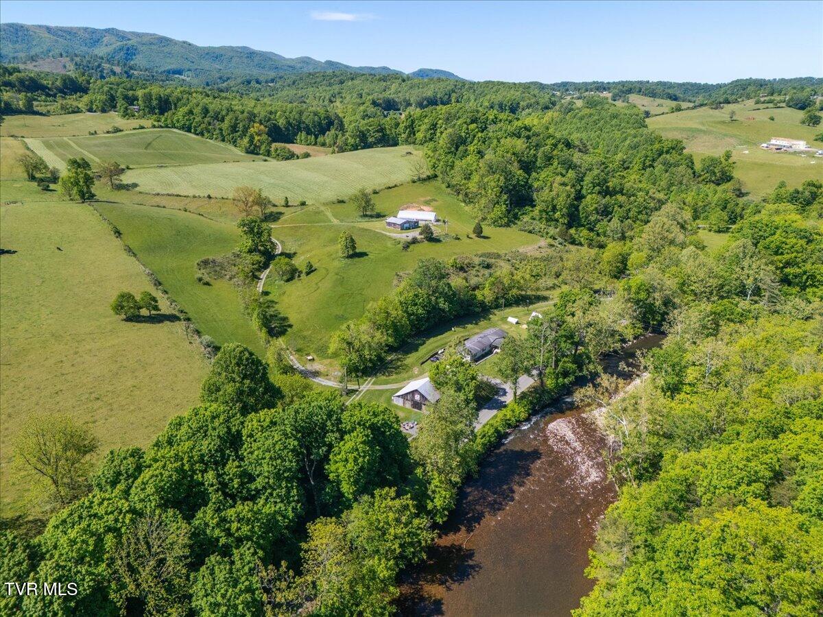 21570 Alvarado Road Abingdon, VA 24211 - Photo 1 of 48 001