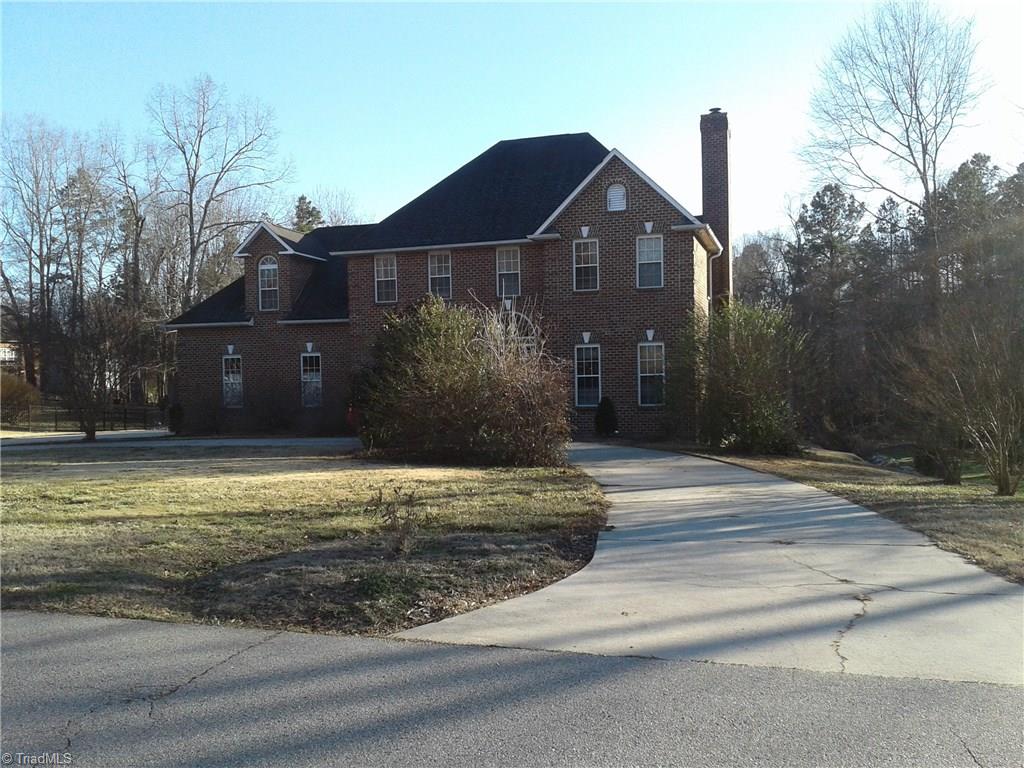 352 Beech Ridge Road Thomasville, NC 27360 - Photo 3 of 30 Front view with a circle drive