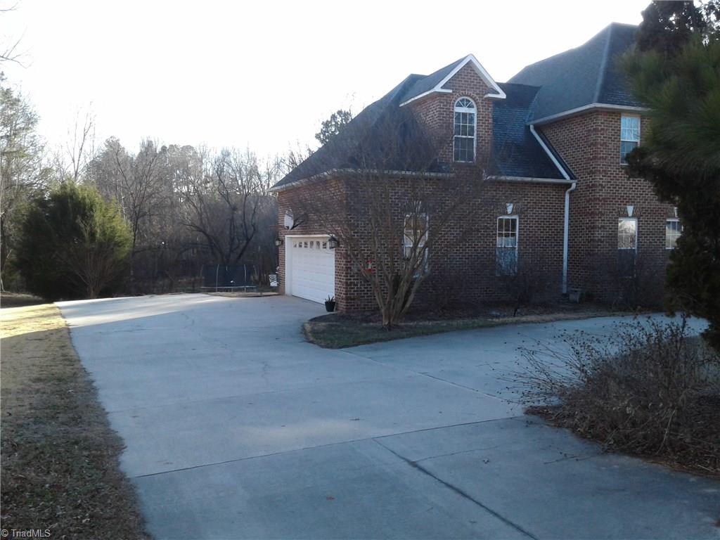 352 Beech Ridge Road Thomasville, NC 27360 - Photo 6 of 30 2 car garage