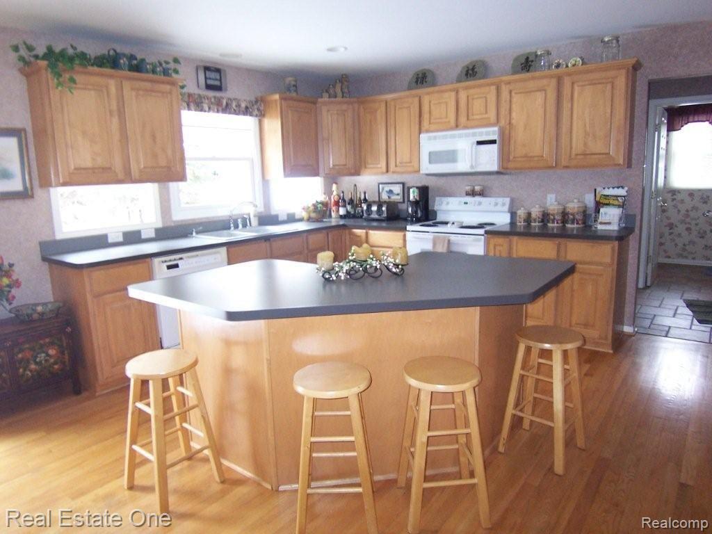 7635 Hunters Pointe Brighton, MI 48116 - Photo 5 of 25 Island