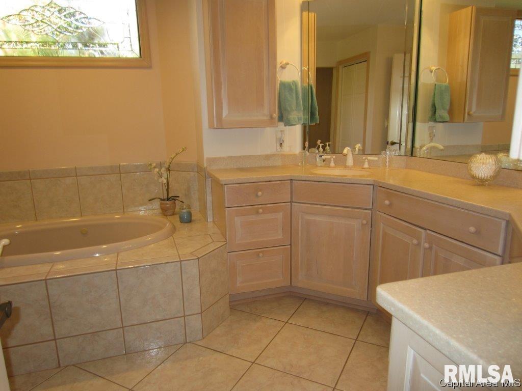 2201 Augusta Drive Springfield, IL 62704 - Photo 11 of 23