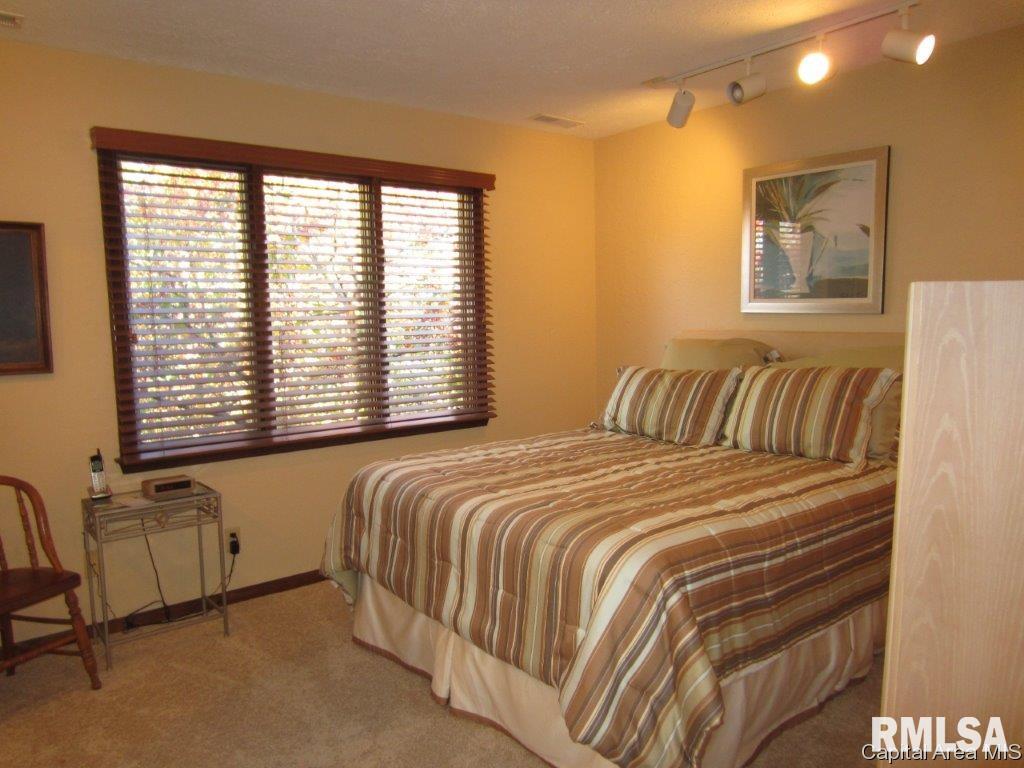 2201 Augusta Drive Springfield, IL 62704 - Photo 15 of 23